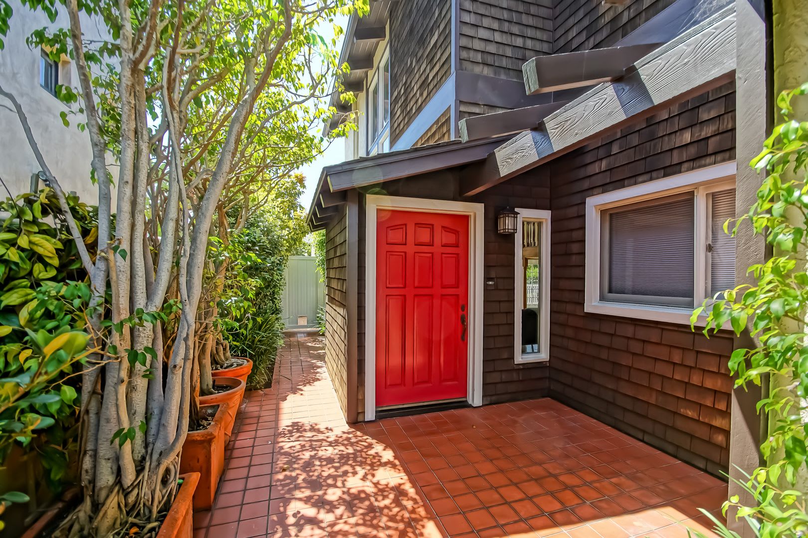 Available For 3 Months Or More Tbd Charming Fully Furnished Hilltop Home W Large Rear Yard Patio 2 Large Balconies W Ocean Views 5 Car Parking A Block From Greenbelt Downtown Mb Schools 2 Mins To Beach – photo 4