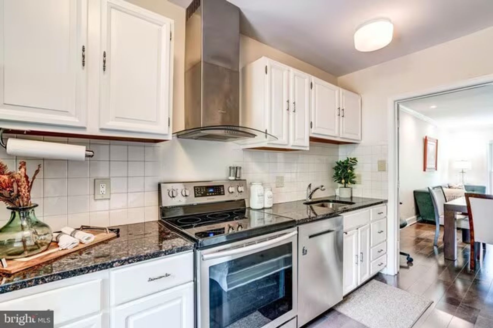Sun-Drenched 2BR/2.5 BA Townhouse Condo in Gated Sutton Place – photo 4