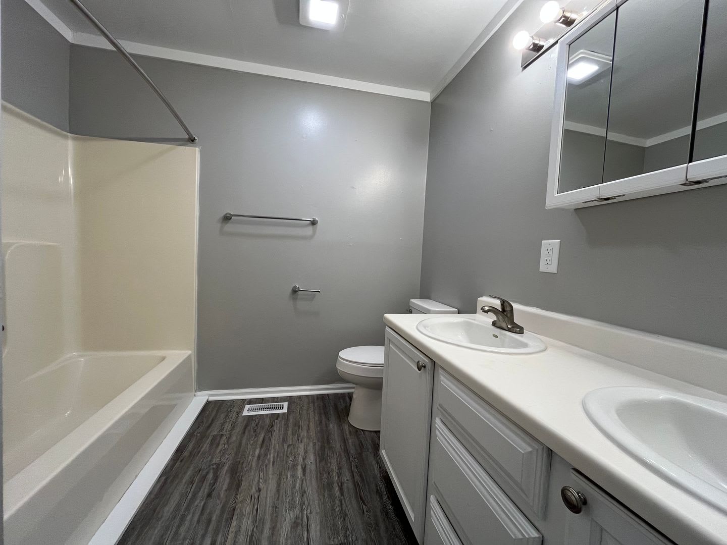 Just Renovated! New Kitchen, Floors, Paint, and more! 4 Bed, 2 Bath. Garage and Private Parking – photo 5