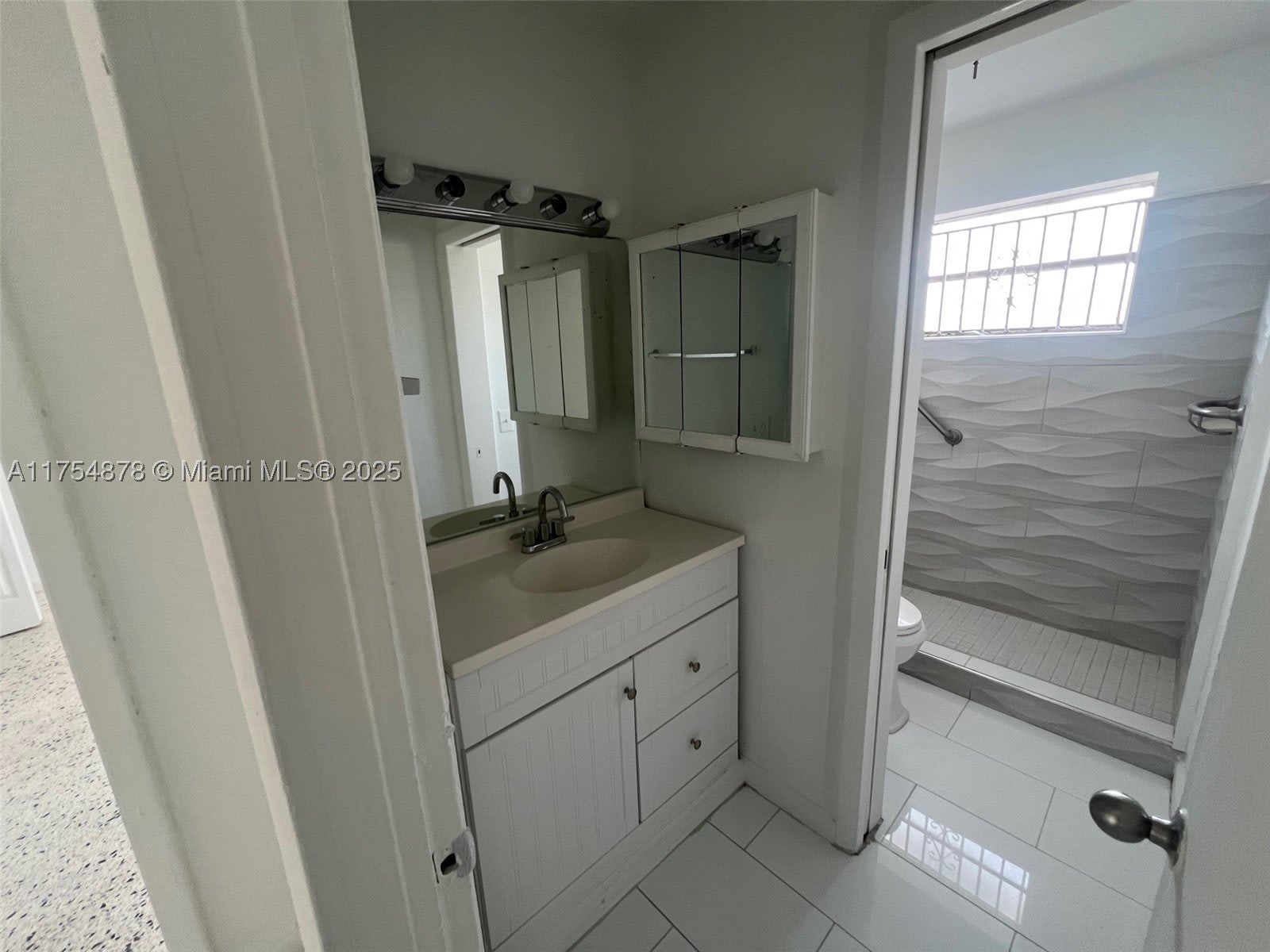 887 W 29th St – photo 4