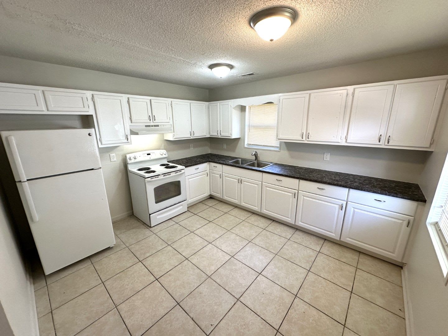 Great location, close to everything, private setting, large rooms, tile floors, huge kitchen, must see! – photo 5