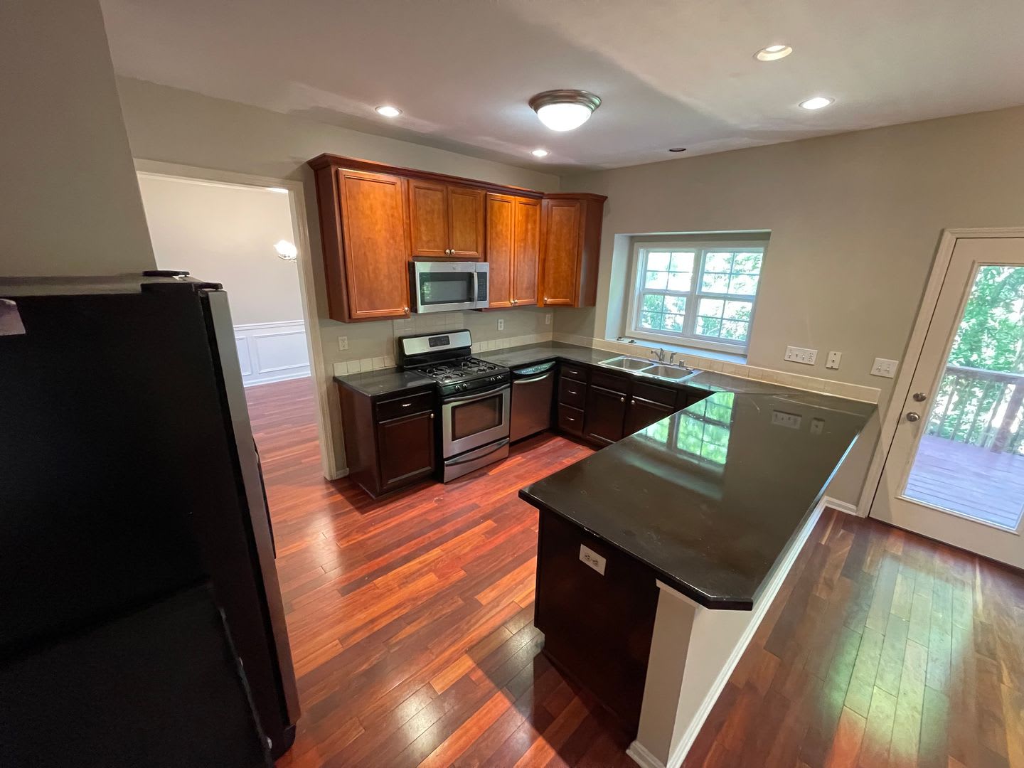 Large Home with Finished Basement & Wet Bar For Rent – photo 5