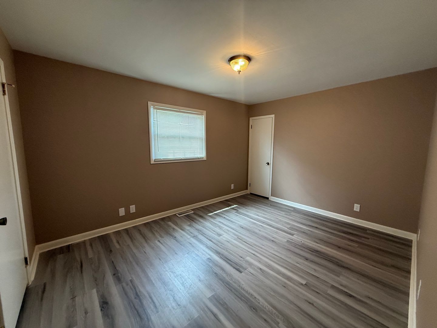 Updated One Level Apt – photo 5