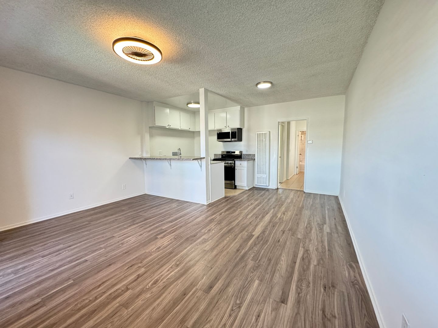 15925 Victory Blvd. – photo 4