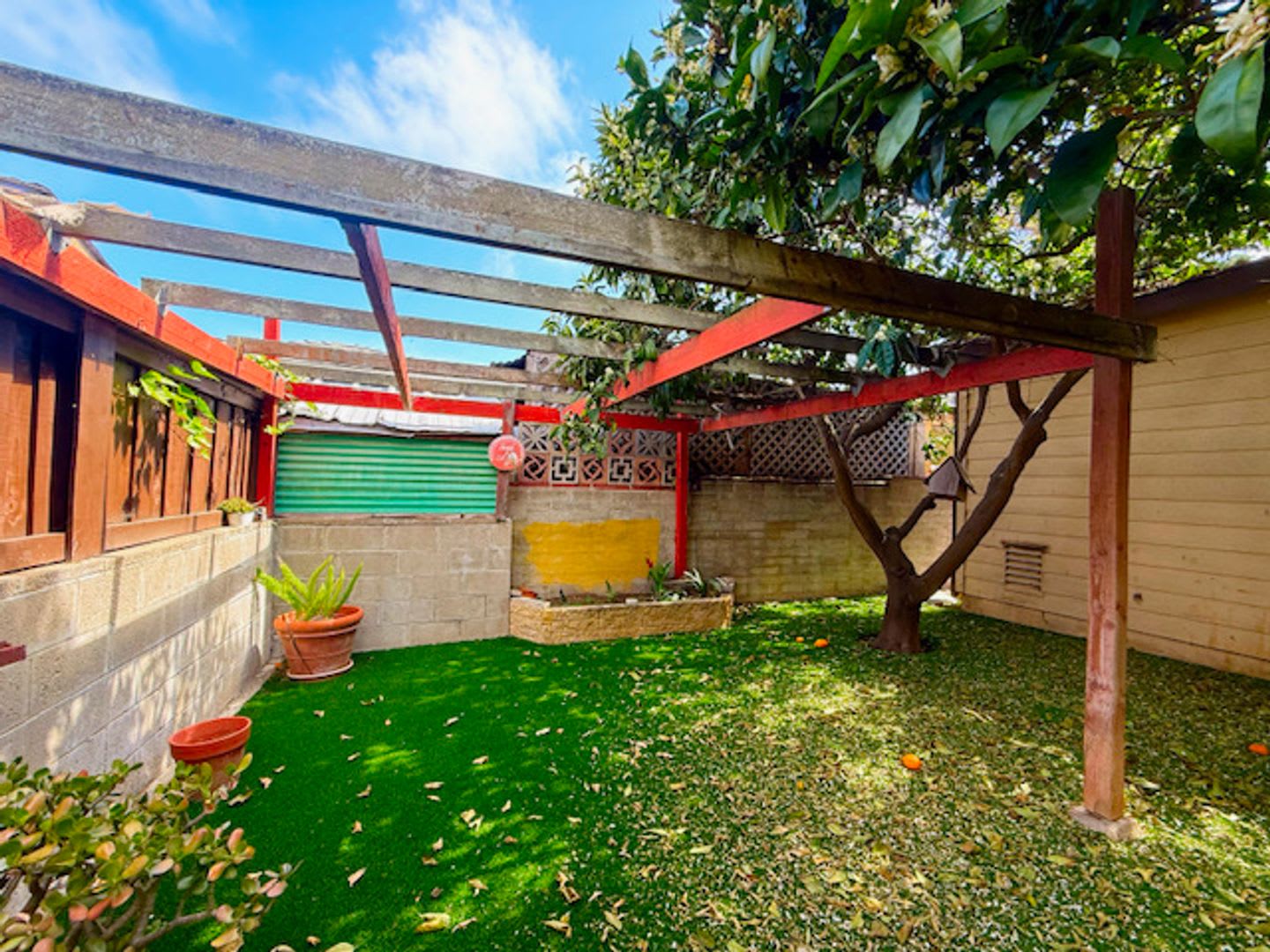 Beautiful 3/2 on a Great Block in Ocean Beach – photo 4