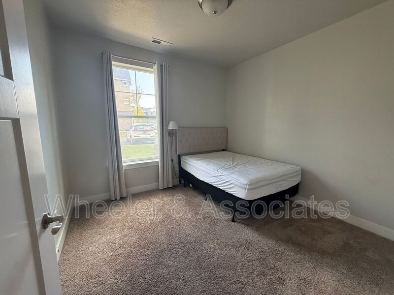 47 W. Silver Springs Dr. – photo 4