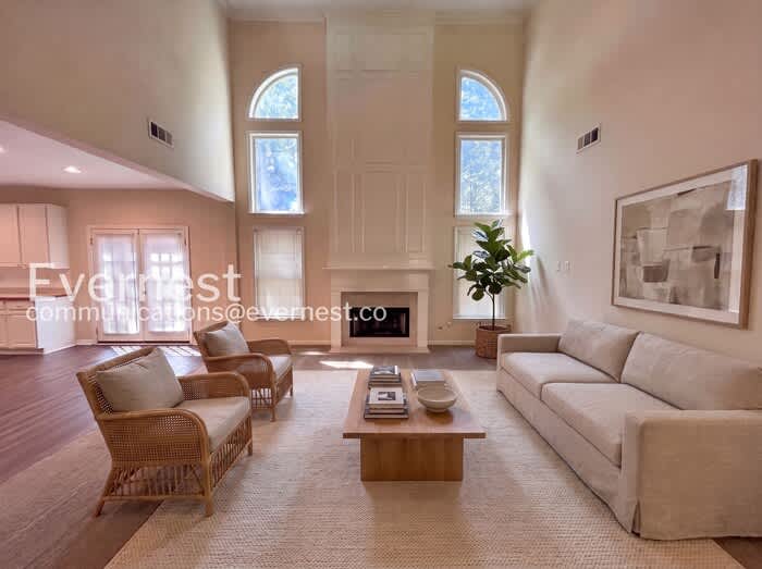 1095 Downyshire Drive – photo 2