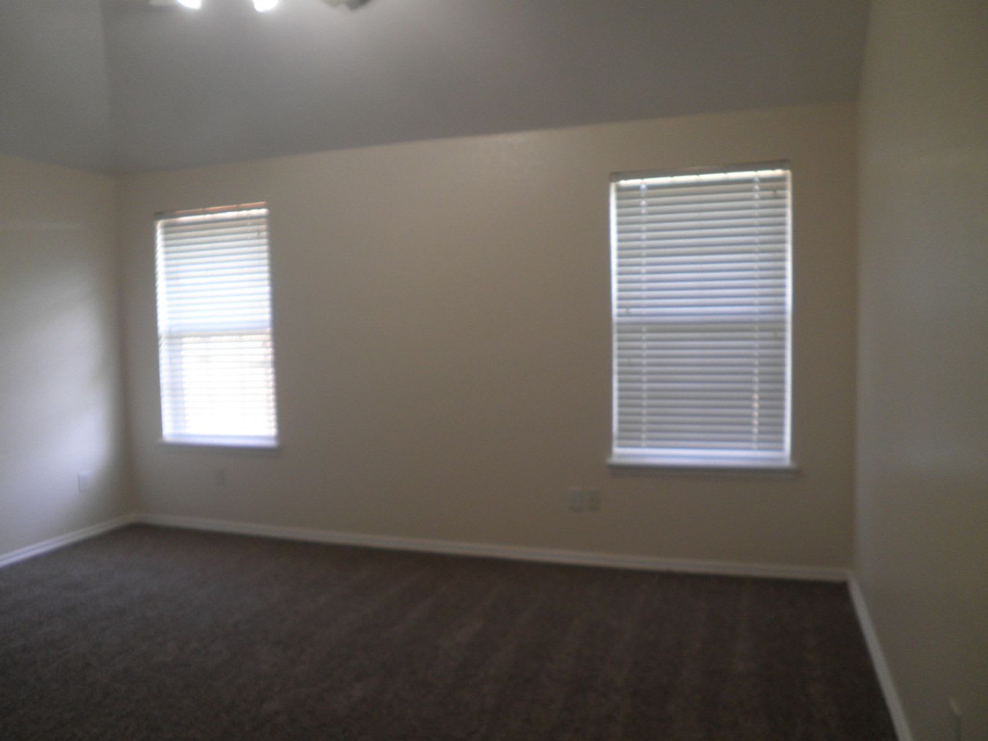Nice 3 Bedroom 2 Bath 2 Car Garage In Noble – photo 4