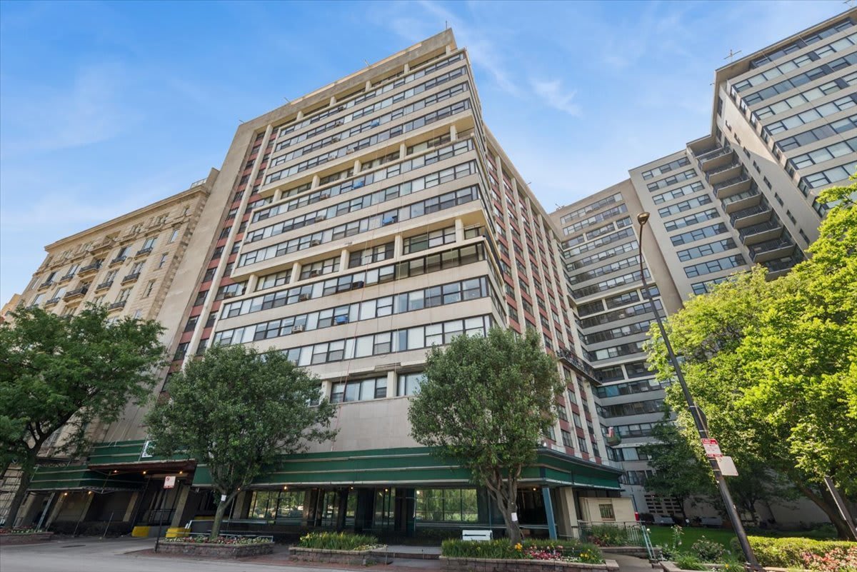 3420 N Lake Shore Dr – photo 1