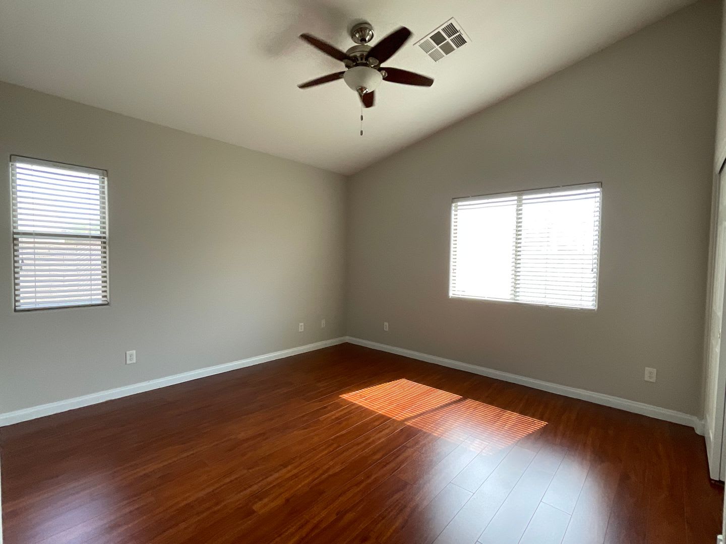 Spacious 3‑bedroom, 2‑bath, 2 car garage – photo 5
