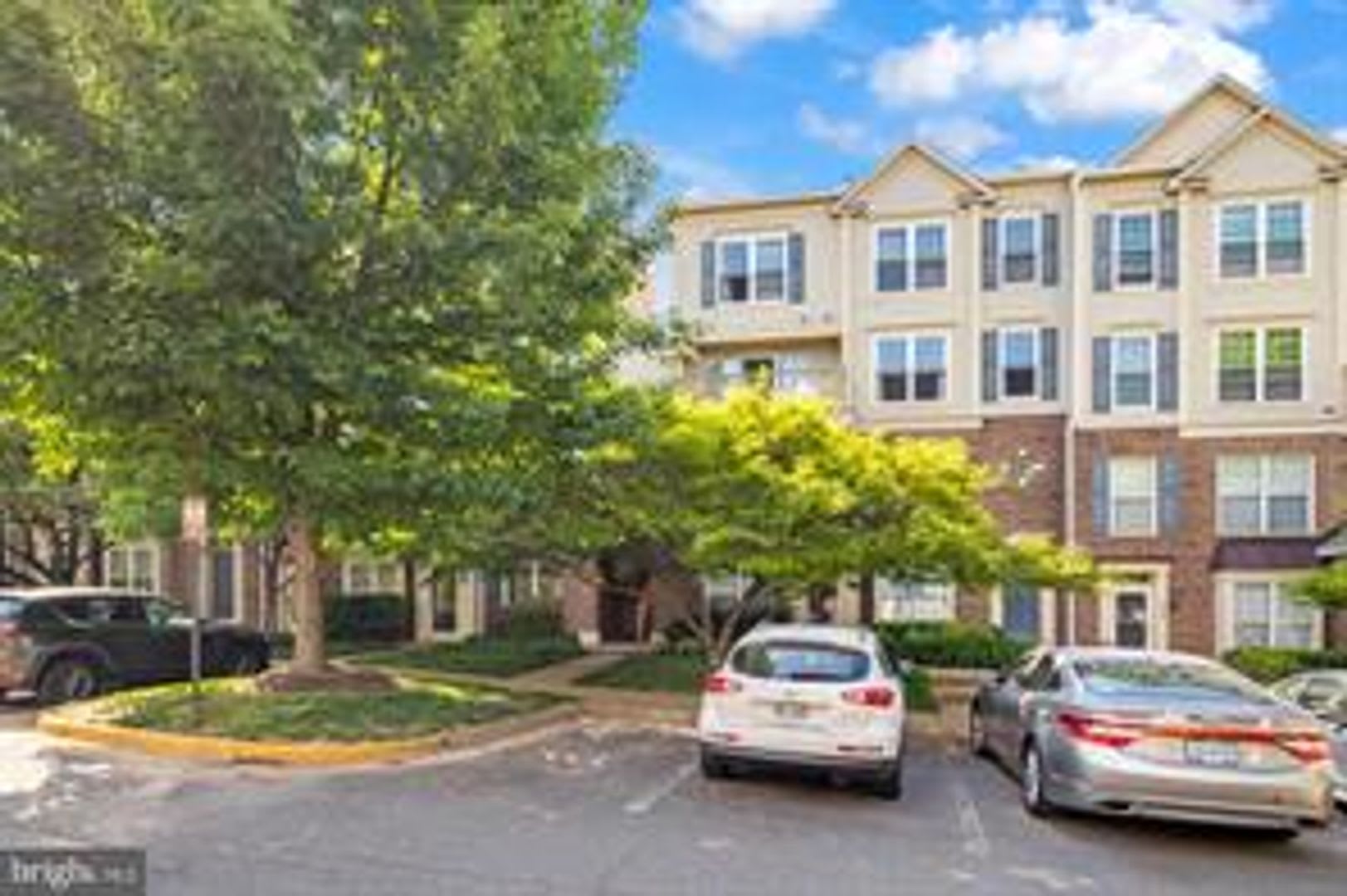 Gorgeous 2 level condo only 1 block from West Falls Church Metro. – photo 2