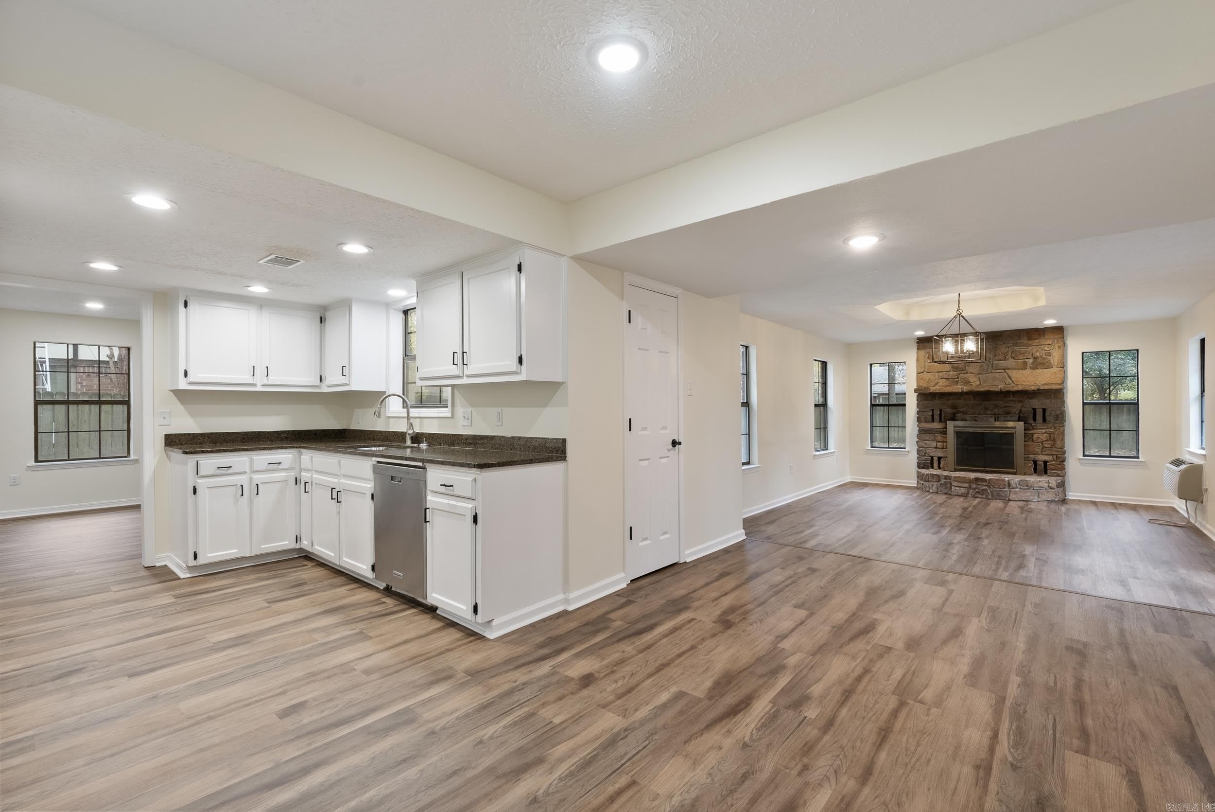 10 Woodbridge Drive – photo 4