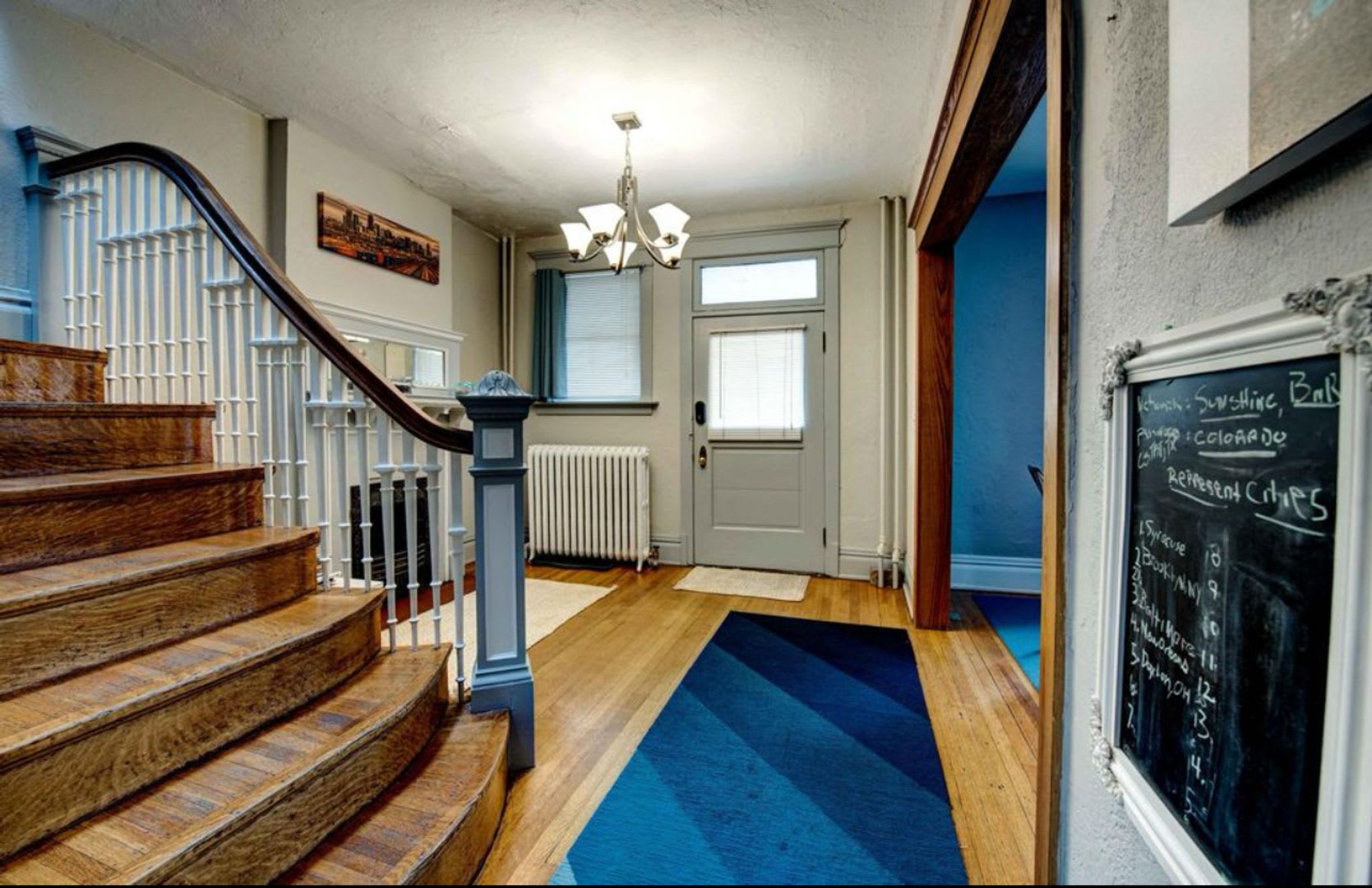 Beautiful two story unit with Victorian charm – photo 2