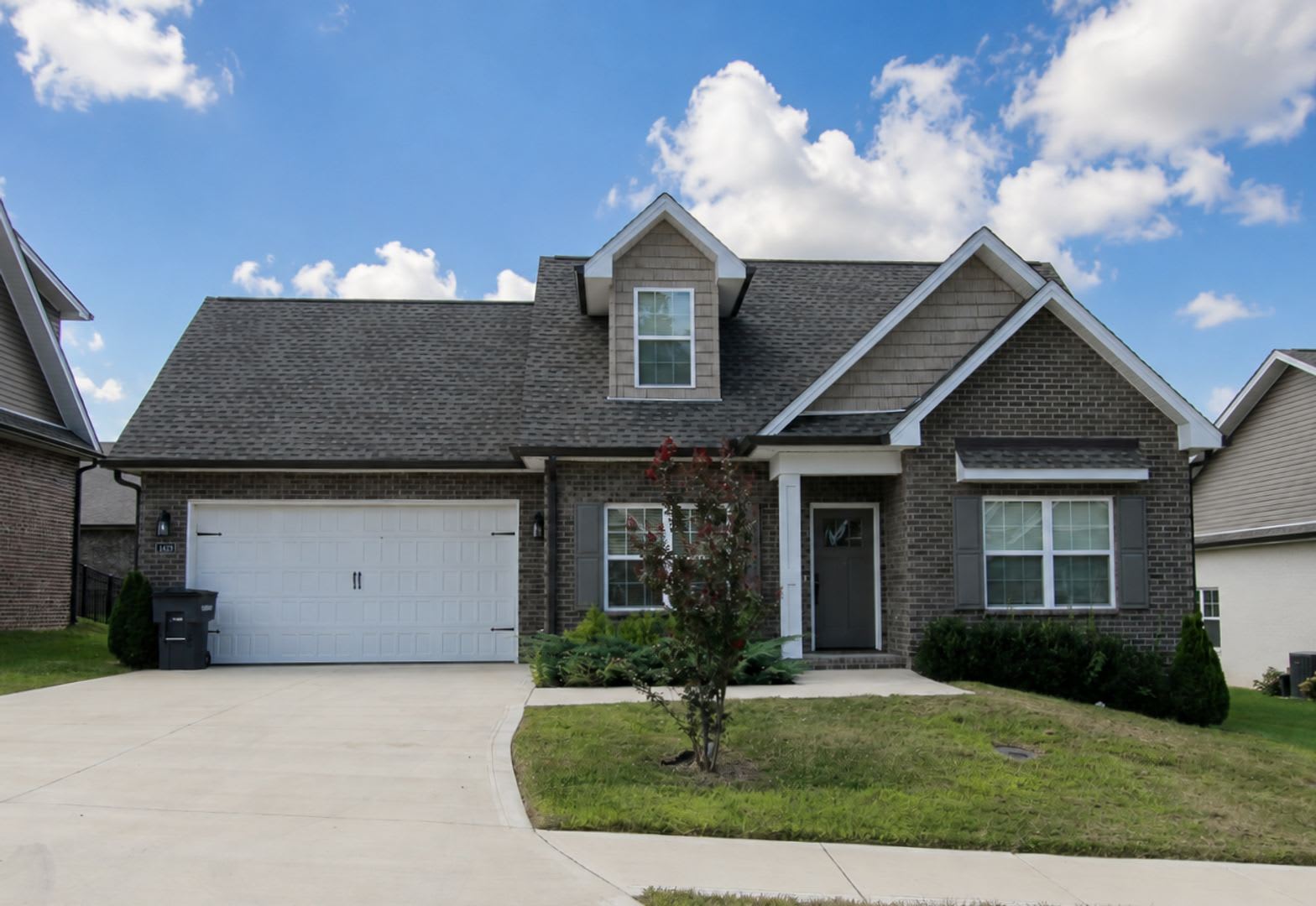 Pet-Friendly 3-Bedroom Home with Fenced Backyard and Garage – photo 1