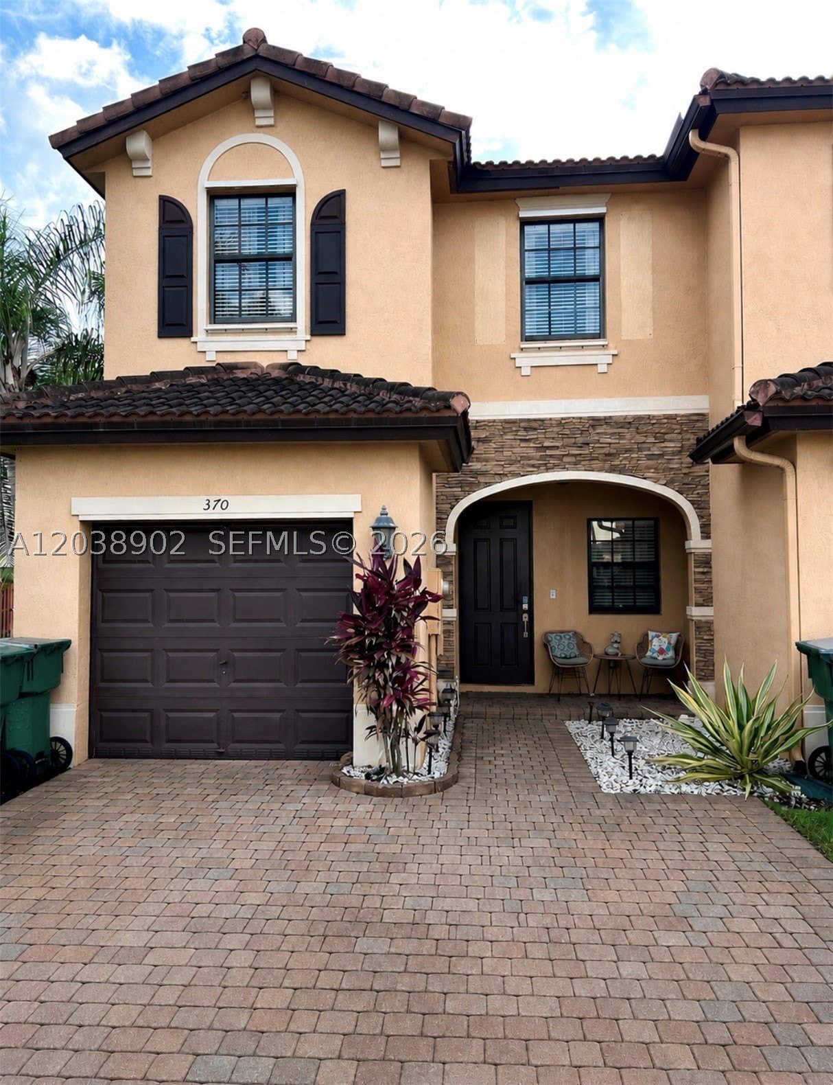 370 NE 37th Pl – photo 1