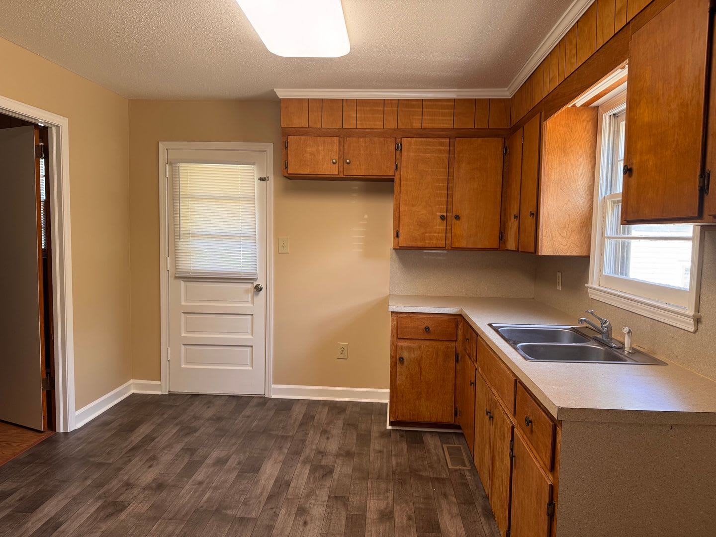 3 BED, 1 BATH BRICK HOME IN HIGH POINT AVAILABLE NOW! – photo 4