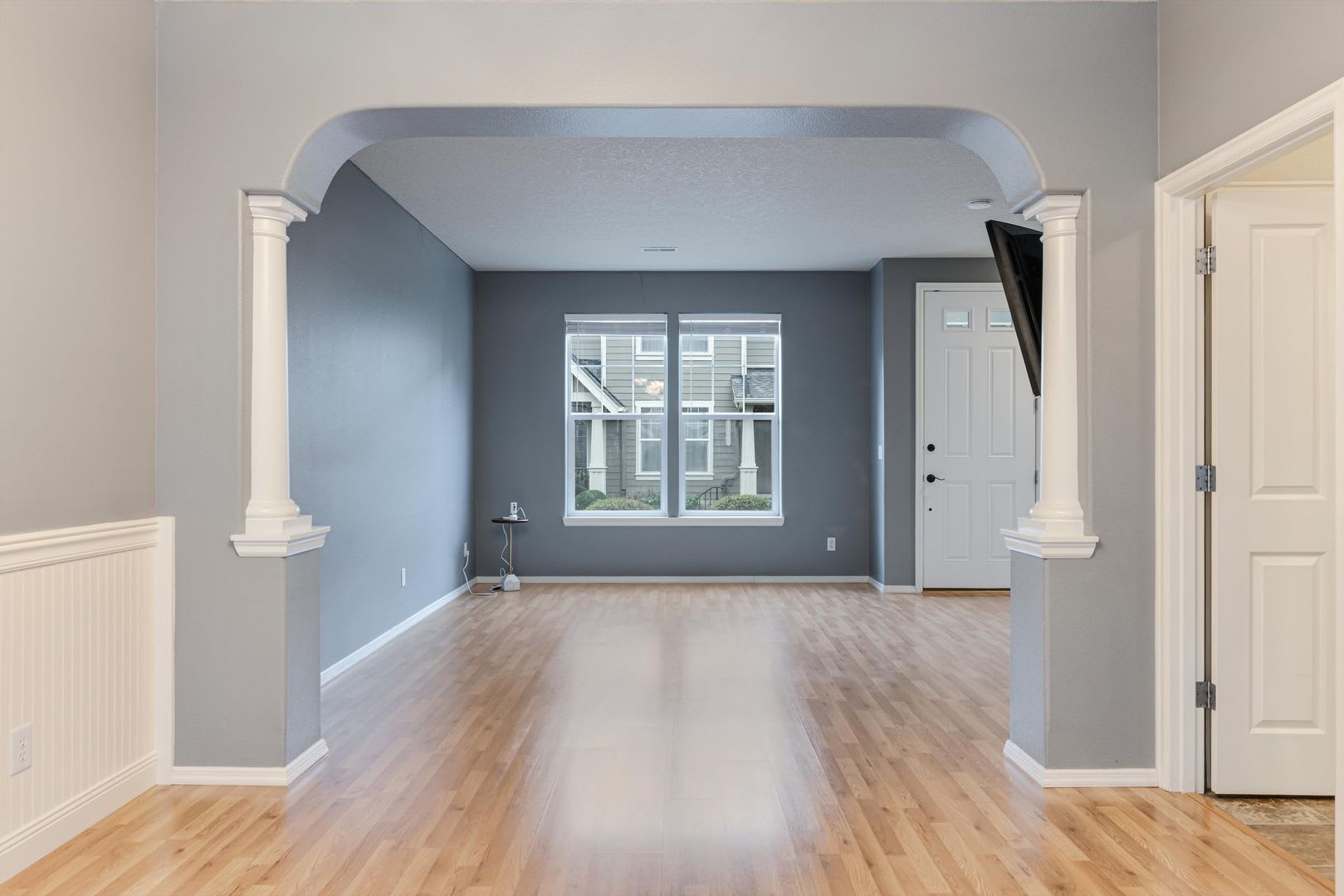 Lovely and bright townhouse with a hard wood flooring throughout, a 2 car garage, AC & more! – photo 1