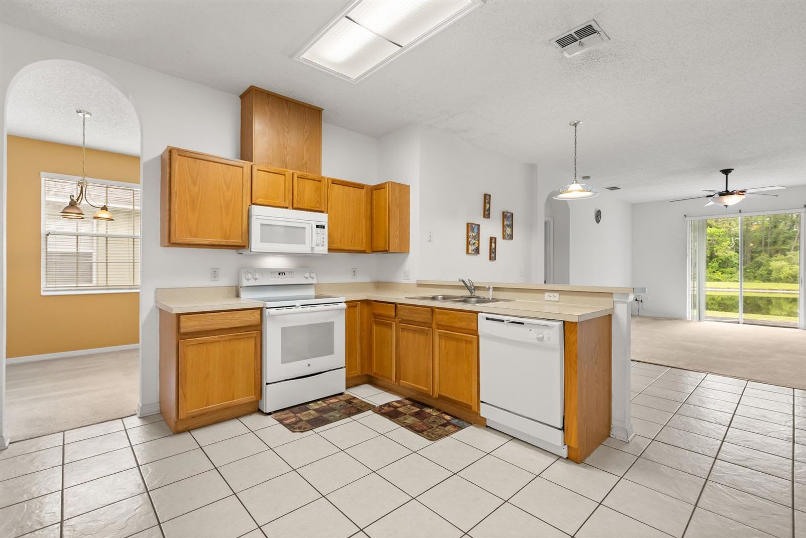 Great location with room to entertain – photo 4