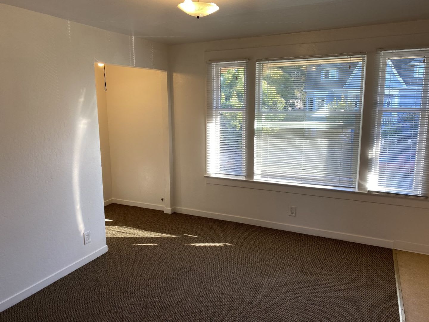 Cozy Upper Floor 2 Bedroom 1 Bath Unit – photo 2