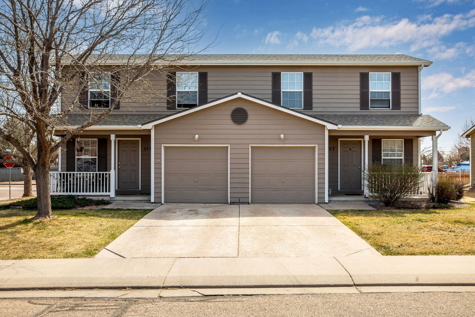 Look and Lease Special $200 off your first month’s rent! Adorable 2 bedroom townhome with garage! – photo 1