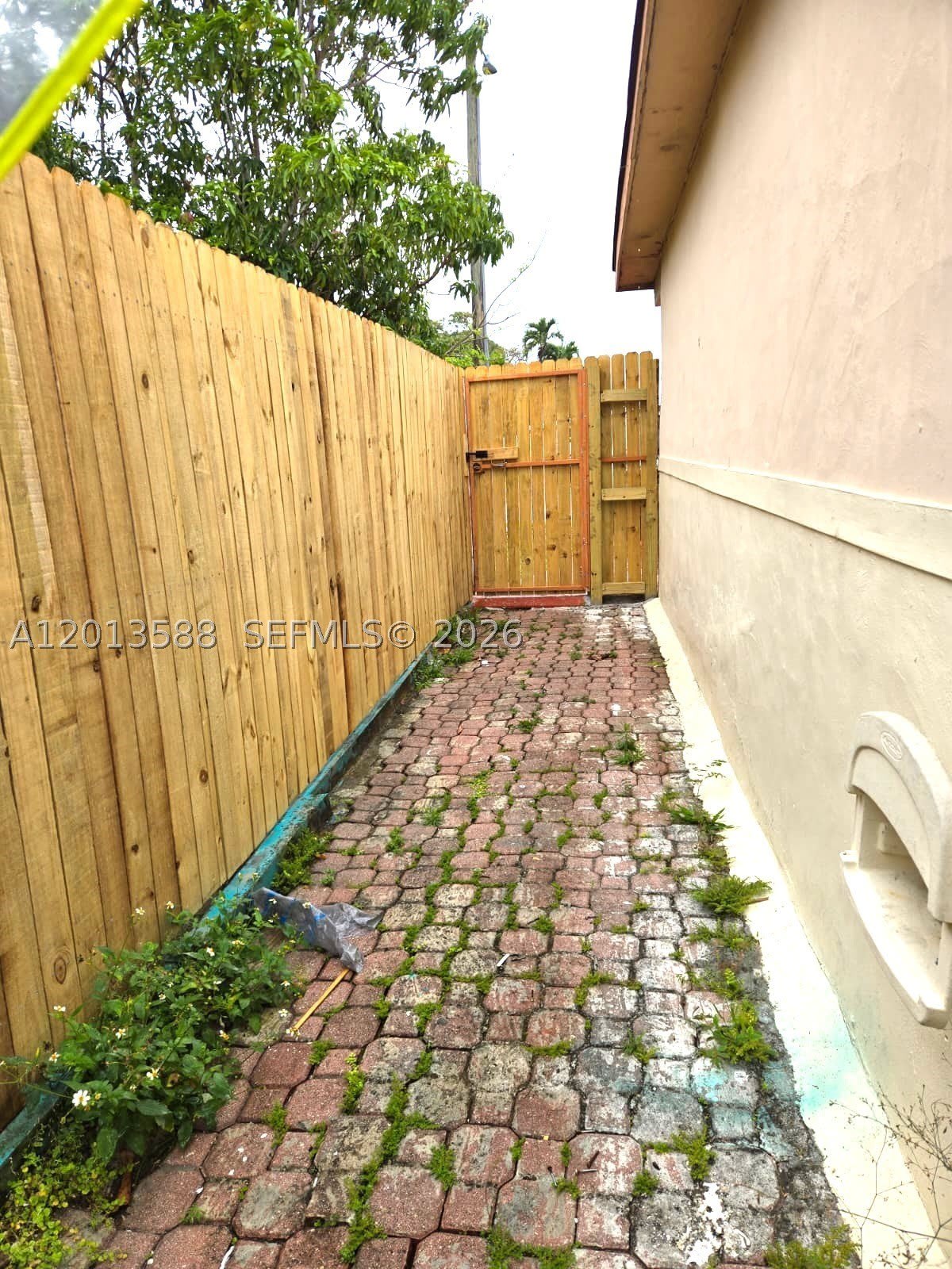 4610 SW 40th St – photo 2