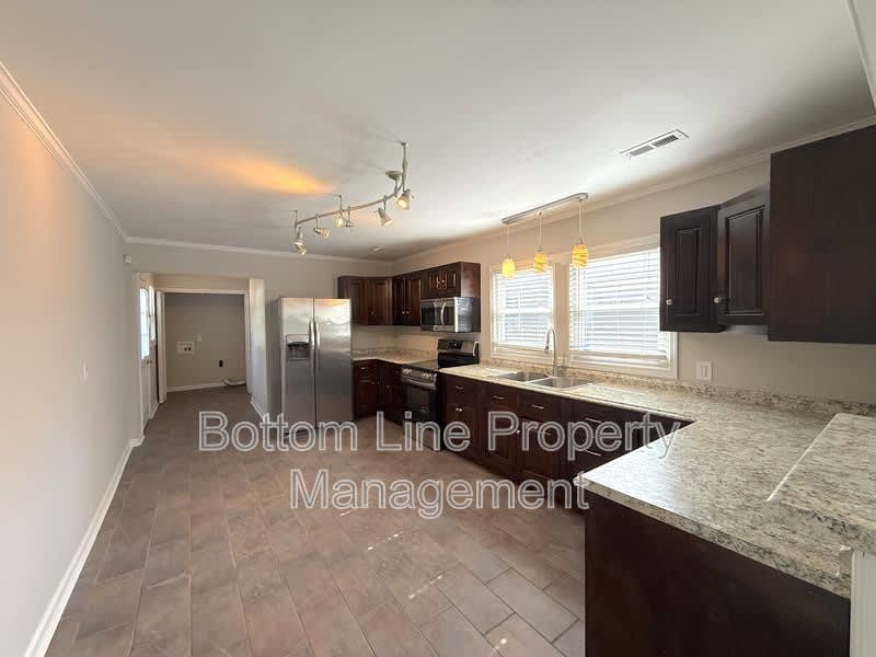 1024 E 10th St – photo 4