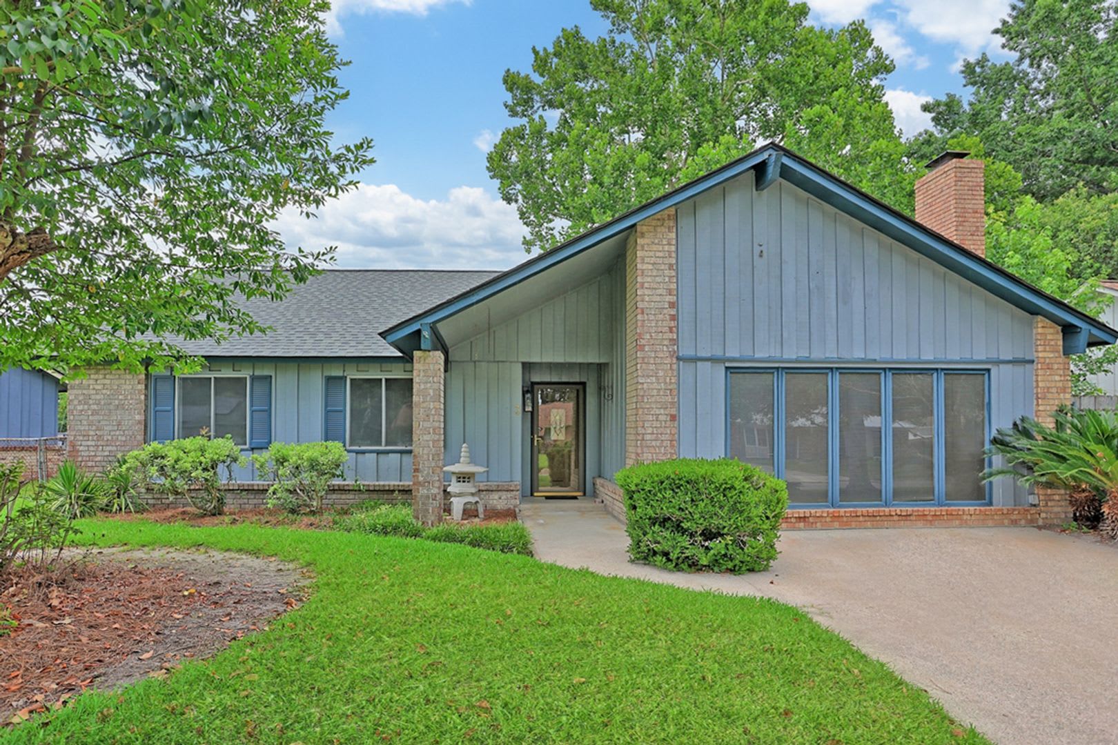 Beautifully Renovated 4-Bedroom, 2-Bath Home with Fenced Backyard – photo 3