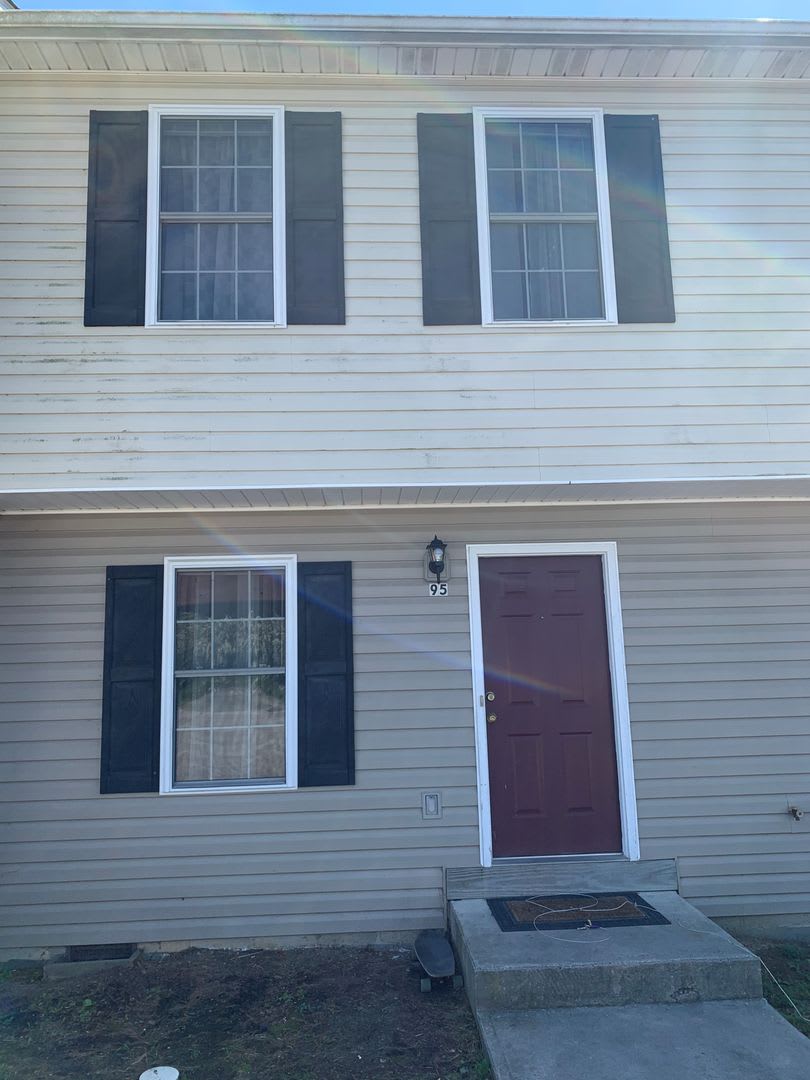 3 Bedroom 2 5 Bath Townhouse – photo 1