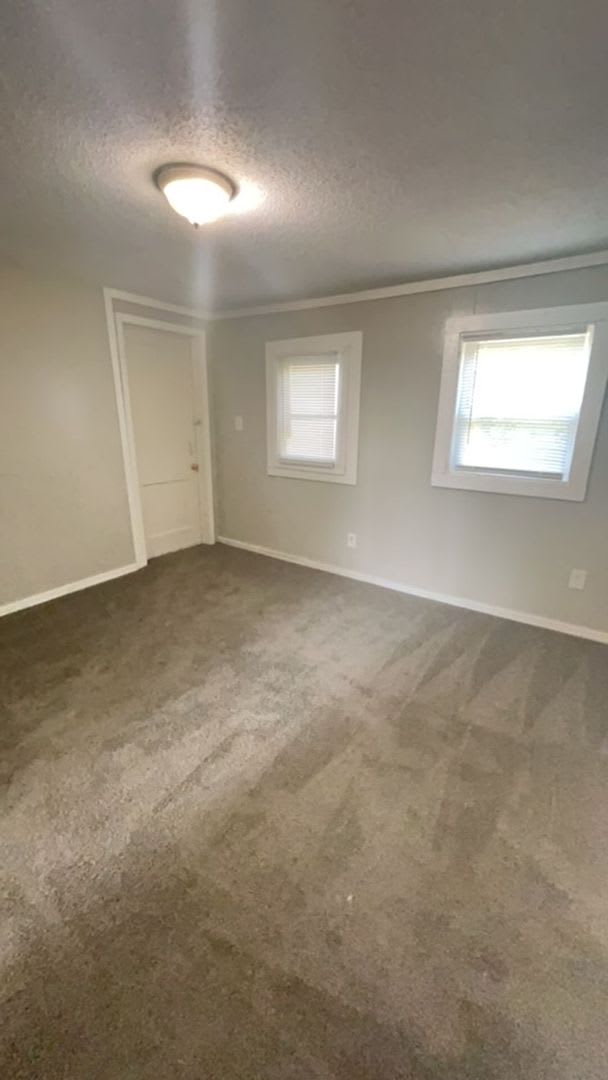 Spacious 2 Bedroom Home! Garage! Fenced in Backyard! Available Now! – photo 4