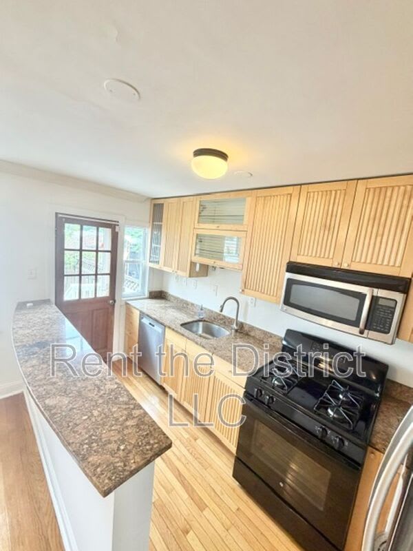 1910 D Street NE – photo 4