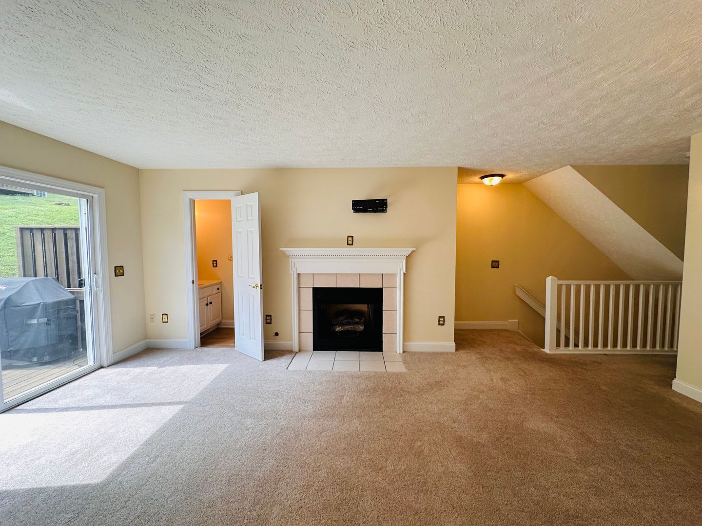 2 Bedroom, 2.5 Bath Townhouse with Garage on quiet culdesac – photo 2