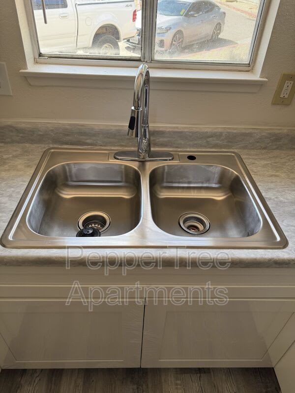 720 E Elm Ave – photo 1