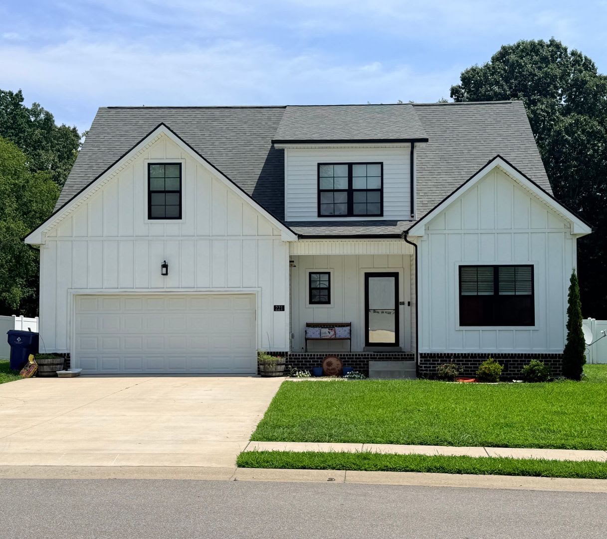 Beautiful 5-Bedroom Home with Spacious Layout & Sunroom – photo 1