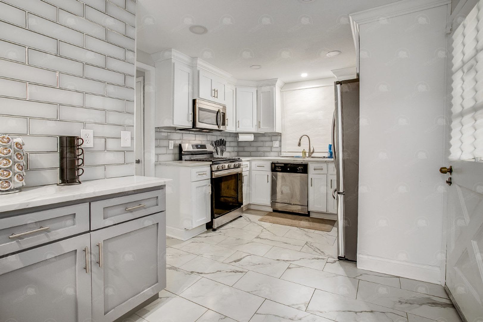 LEASING SPECIAL!!!!! 3-bedroom 3-bathroom w/a loft in historic Pendleton Heights! – photo 4