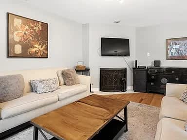 1610 n Larrabee – photo 2