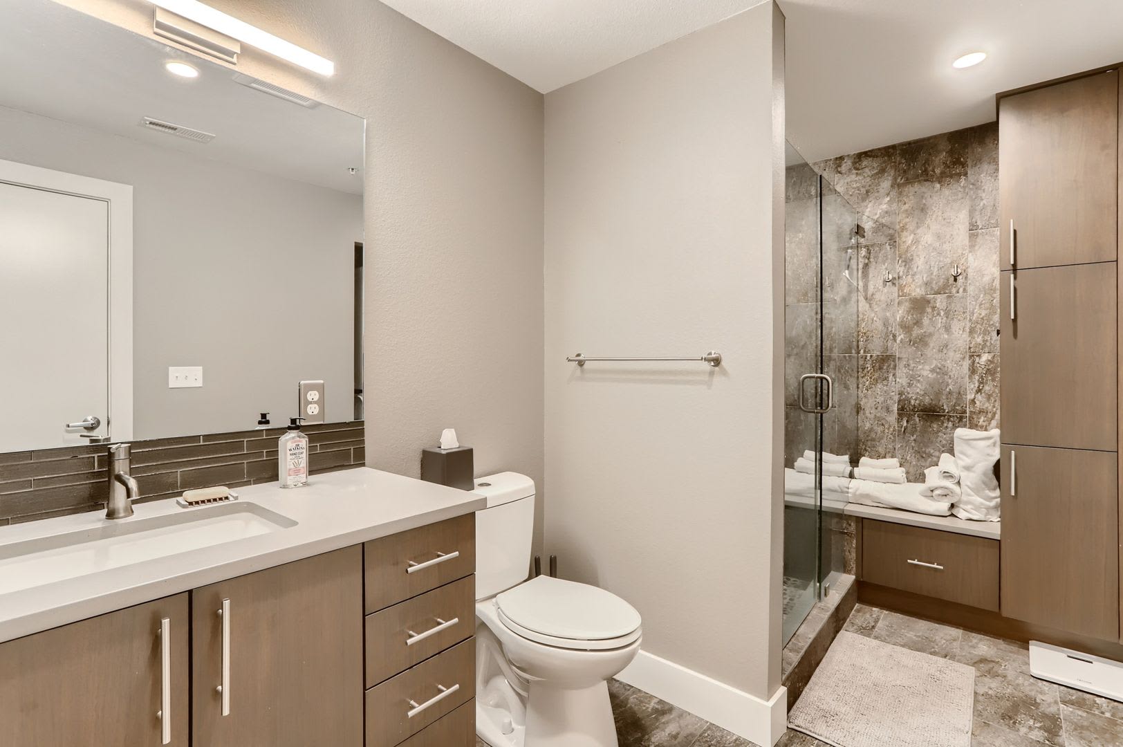 Modern 1 BDR Condo in Holiday Neighborhood – photo 3