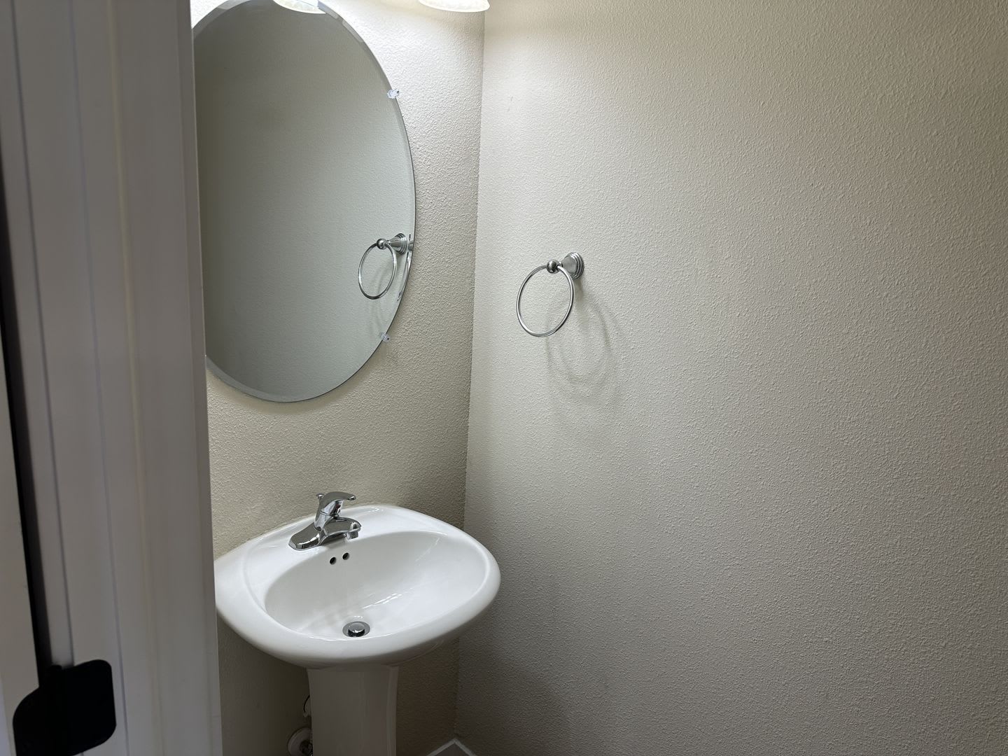 Large 3-Bedroom, 3.5-Bathroom Townhome – photo 5