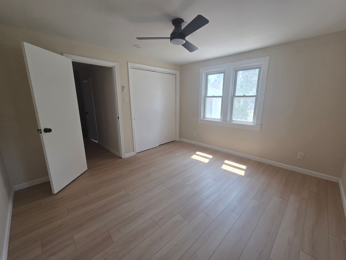 Spacious & Bright 4 BR Single-Family Home – Fully Renovated! – photo 4