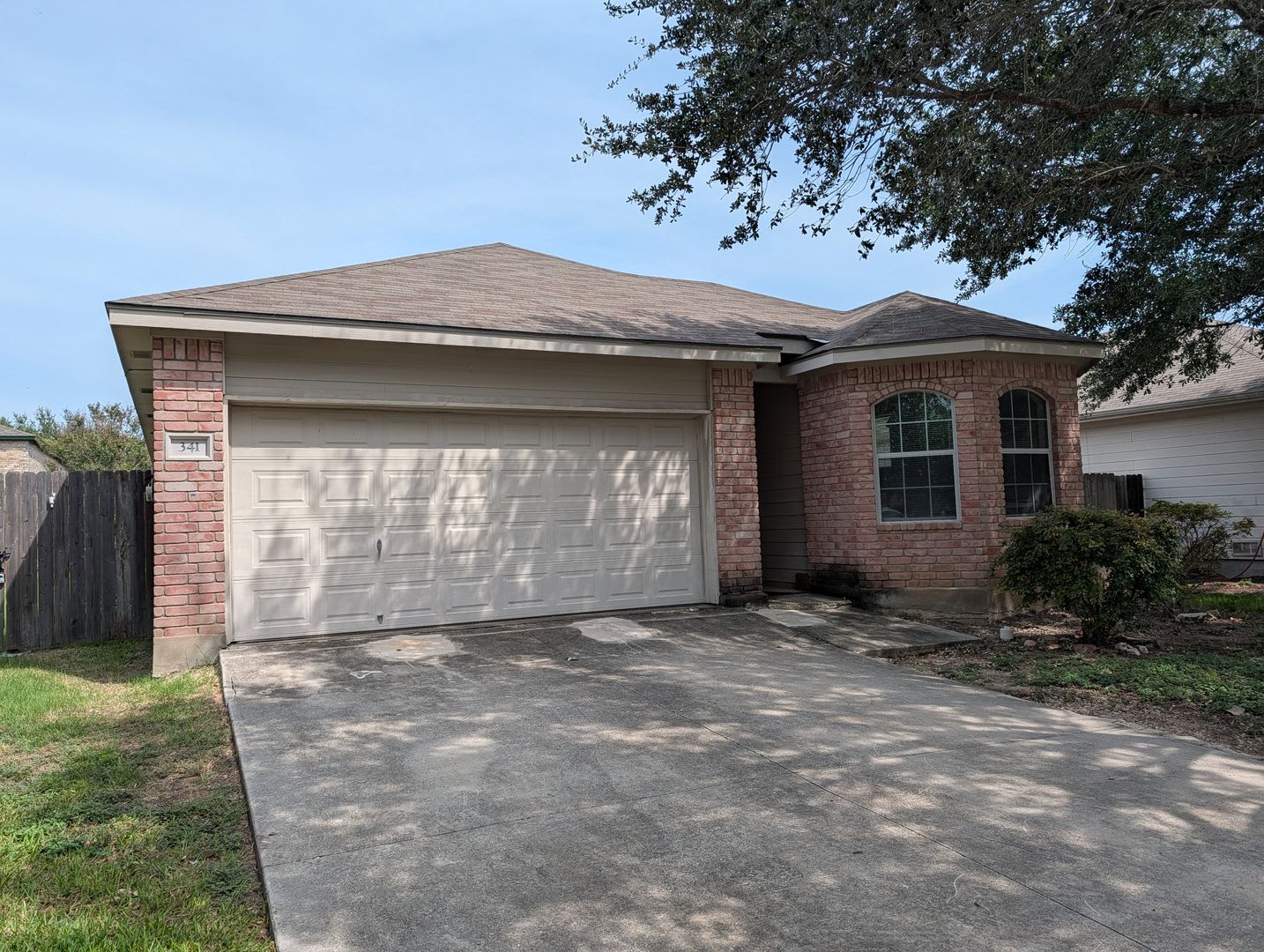 3 2 House Near Fisher Park Washer Dryer Included No Carpet Fenced In Yard Nbisd 2 Weeks Free Rent – photo 1