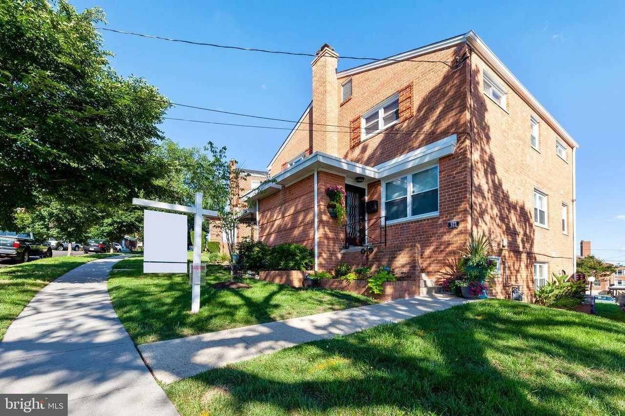 523 Ingraham Street NE – photo 1