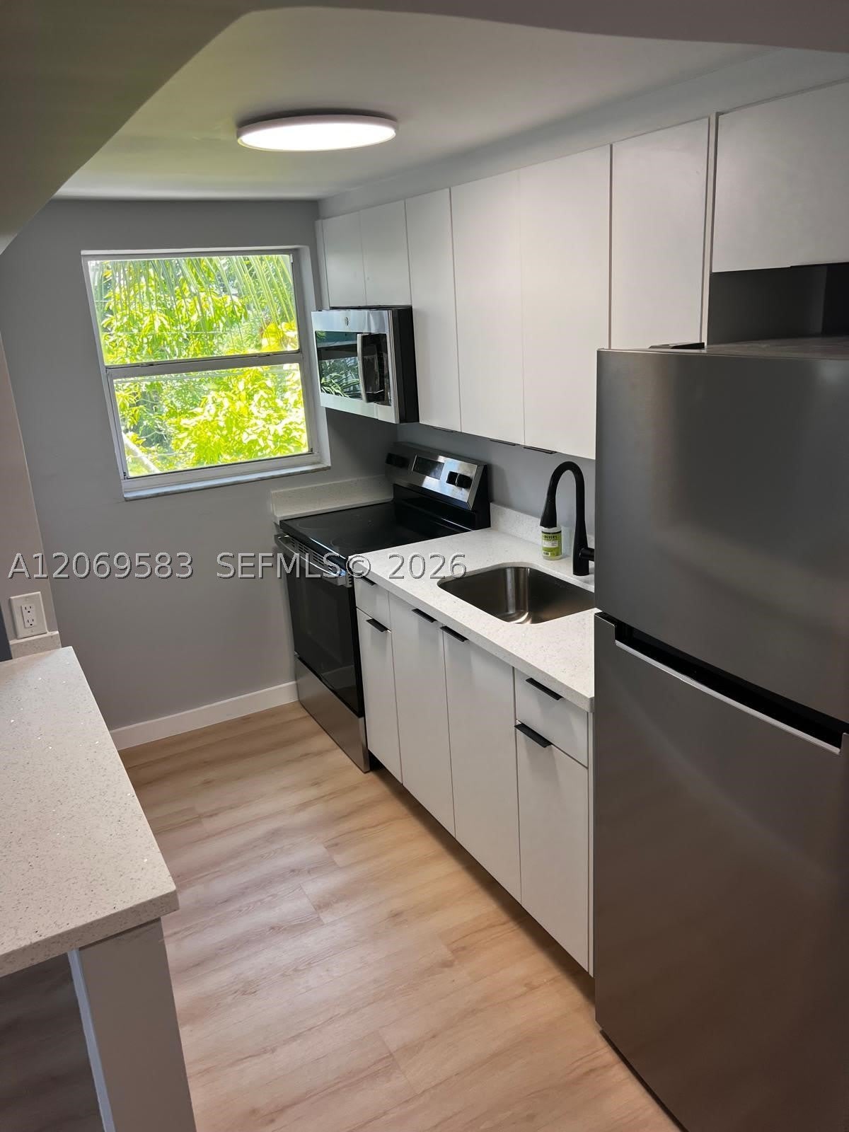 7820 NE Bayshore Ct – photo 2