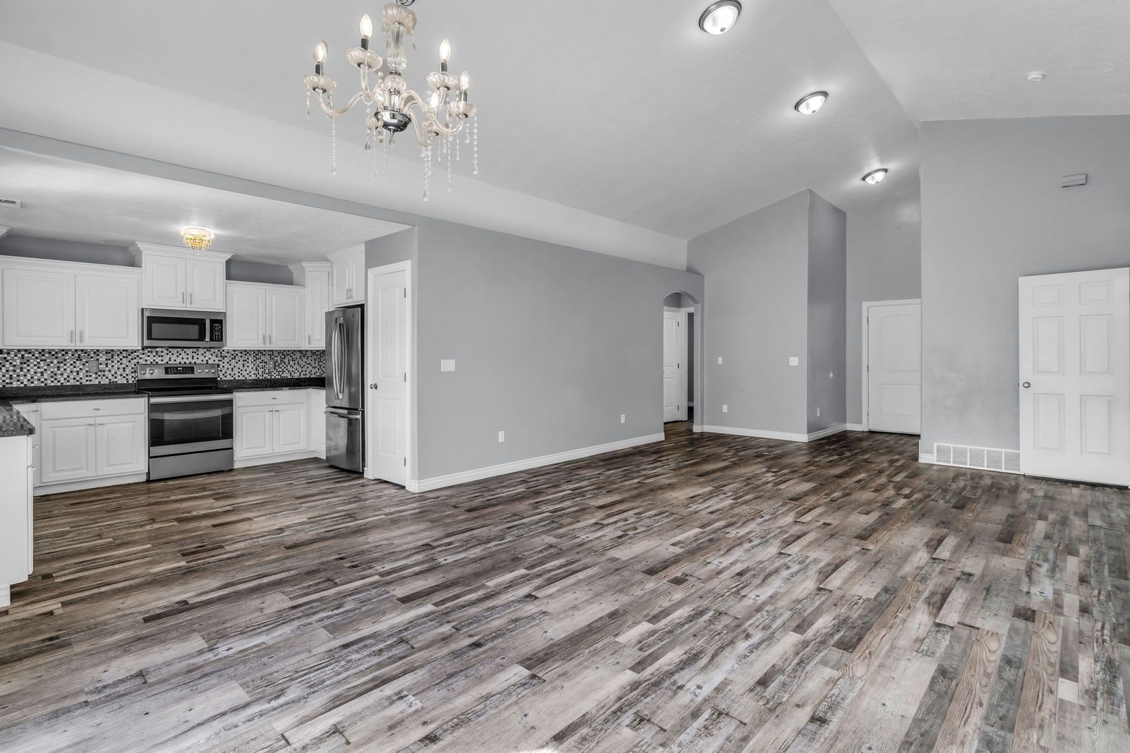 3 Bed Home with Open Layout & High Ceilings – photo 2