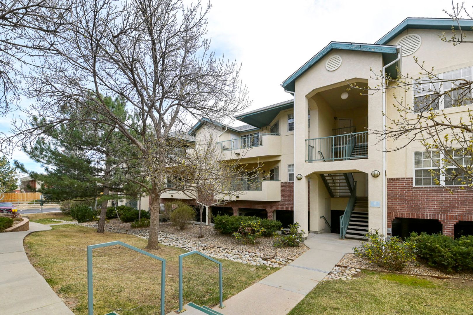 Top-Floor Serenity: Bright & Modern Fully Furnished Boulder Retreat – photo 4