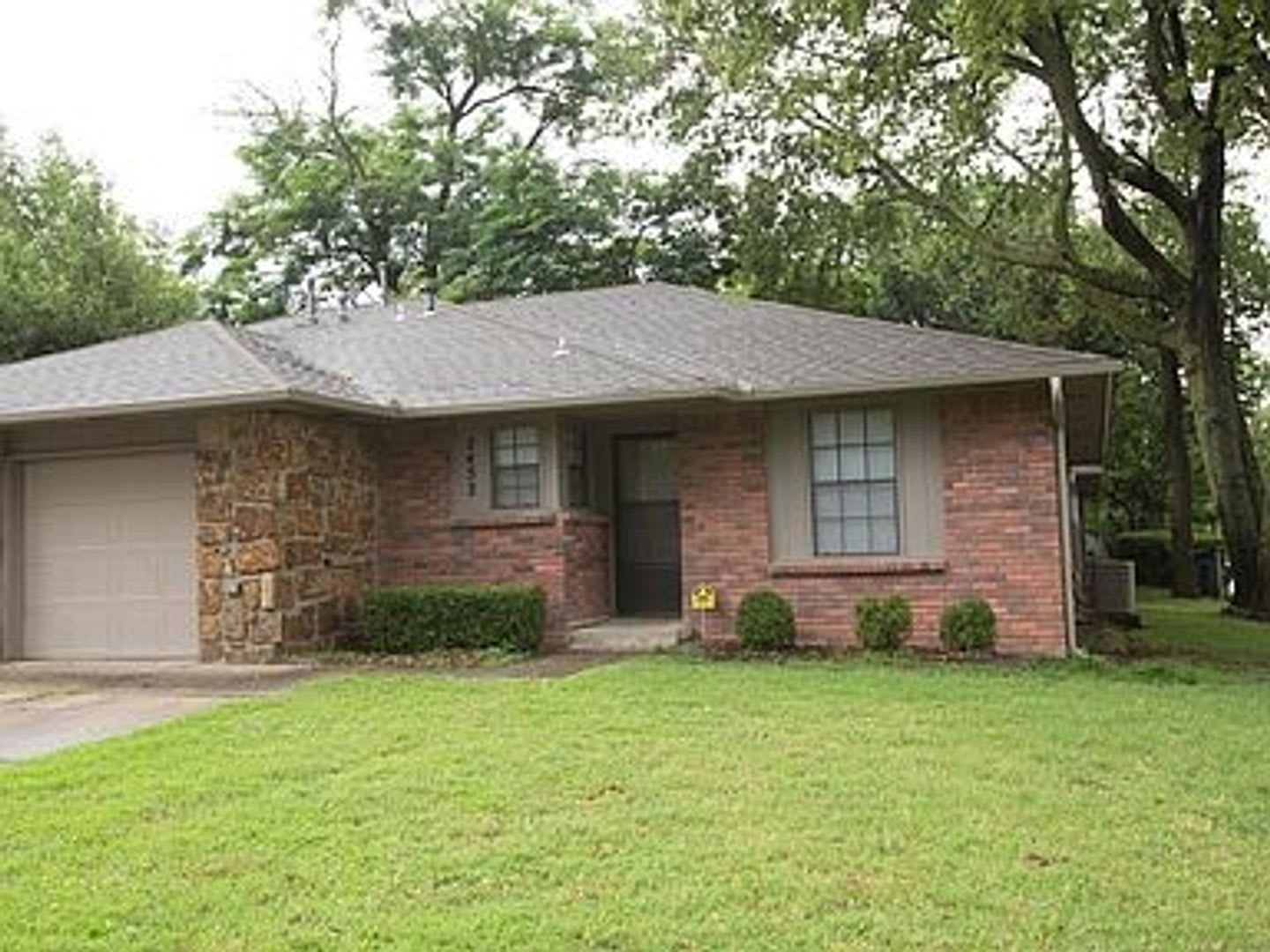 No Pets Allowed Wonderful 2 Bedroom 2 Bath Duplex Unit Has Been Well Maintained Quiet Midtown Tulsa Neighborhood – photo 1
