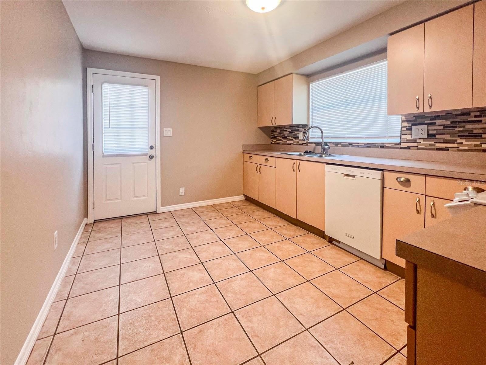 2137 ROSELAWN Street – photo 5