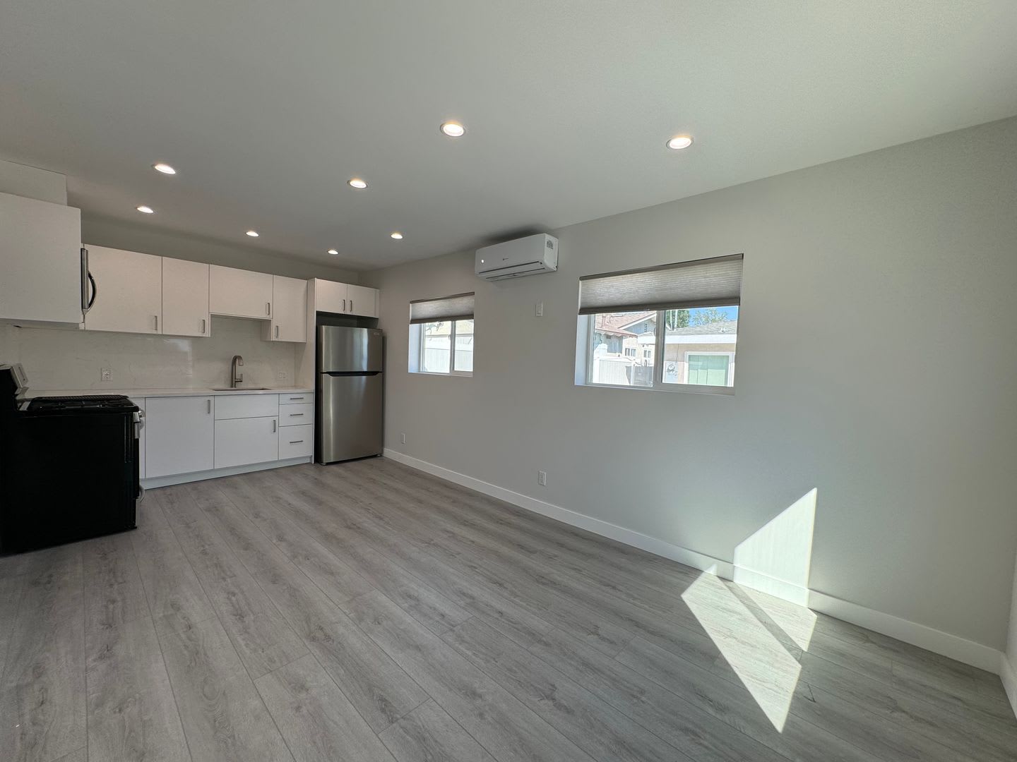 All New 1 bedroom 1 bath ADU with a Private Yard Ready to move in – photo 4
