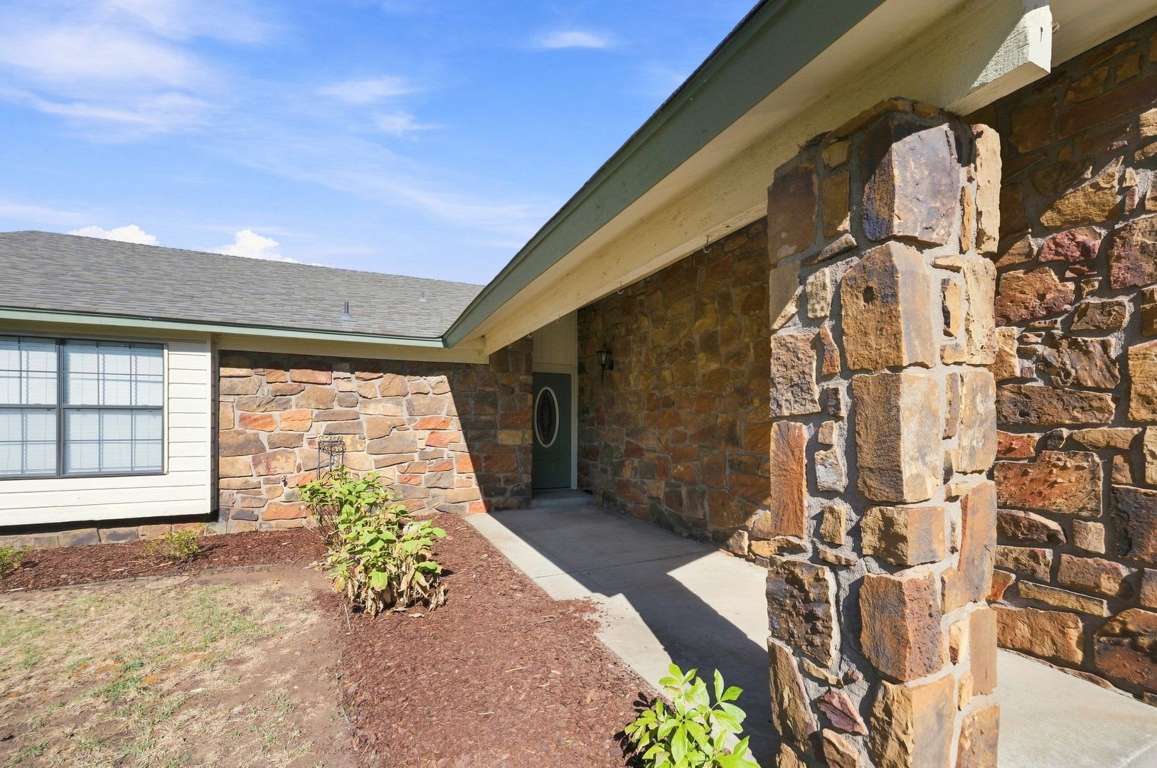 Charming 3 bed, 2 bath home in desirable Indian Springs area – photo 2