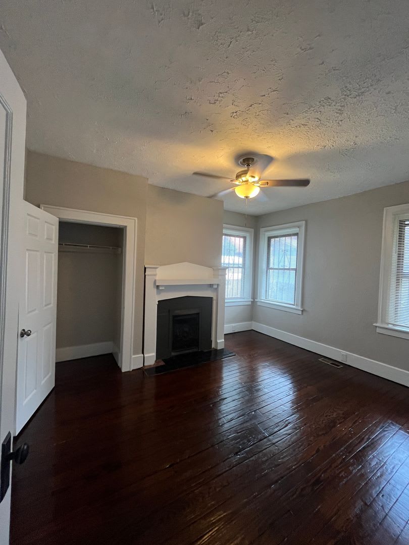 Don't Miss Out! $0 Deposit + First Month FREE! 3 Bed/ 1.5 Bath All Brick Home Historic District! – photo 4