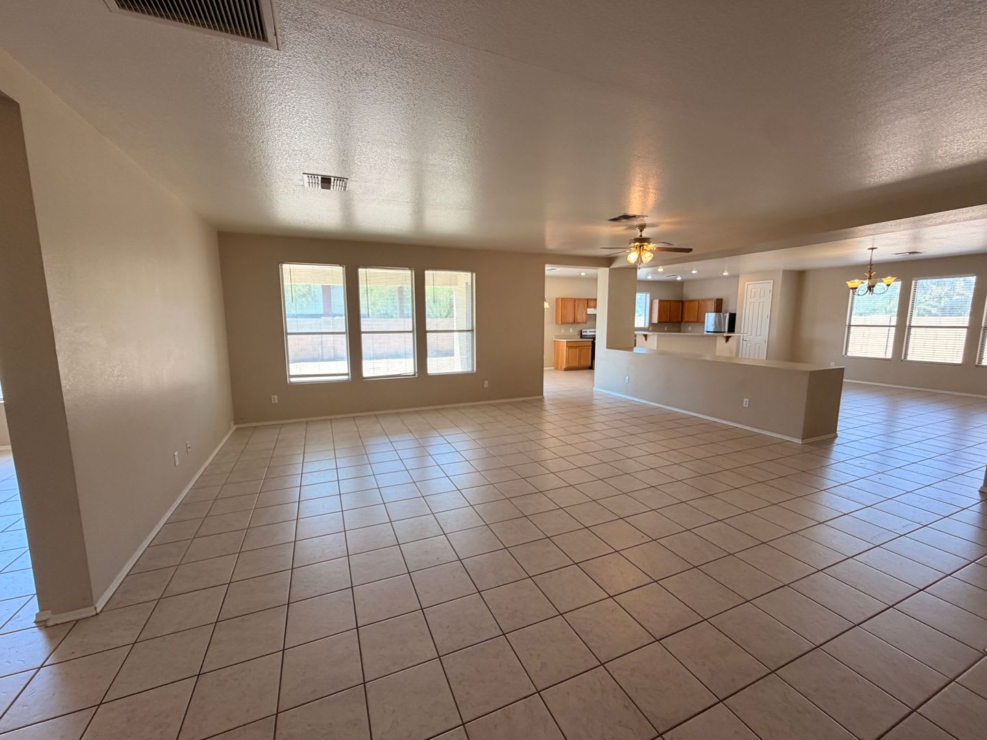 Spacious 3 Bedroom Single Story Peoria With A 3 Car Garage – photo 3