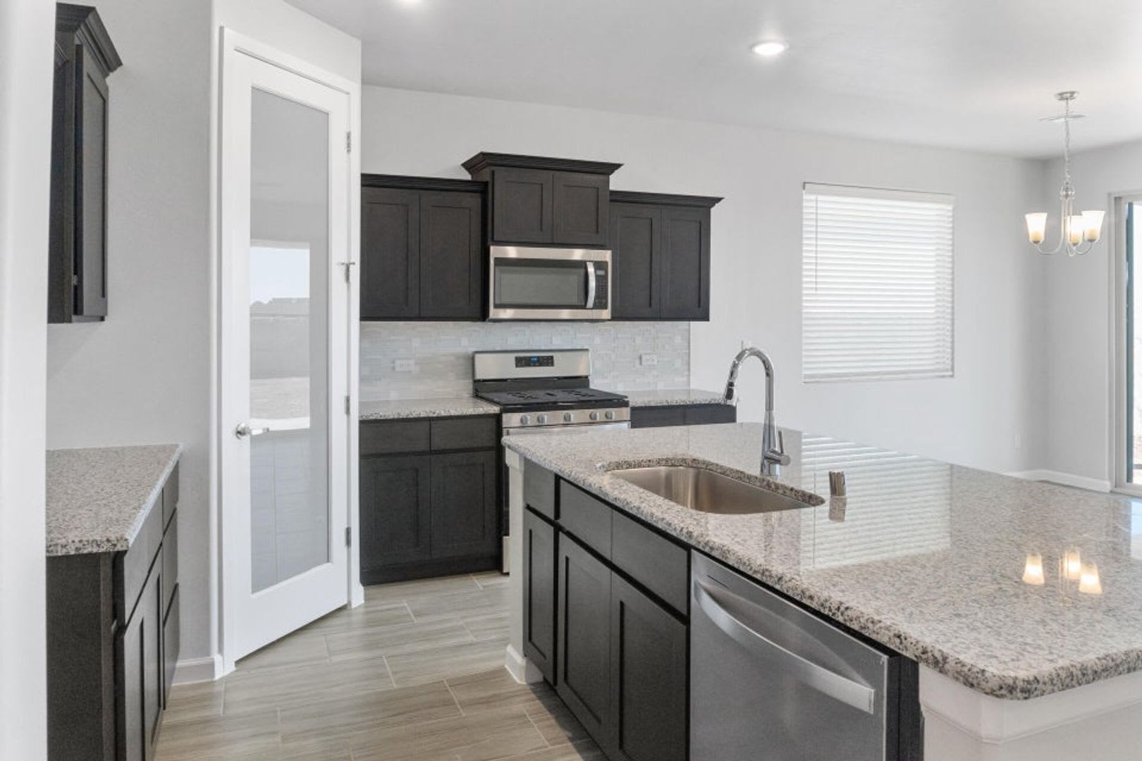 Move-in ready and designed with modern living in mind – photo 4
